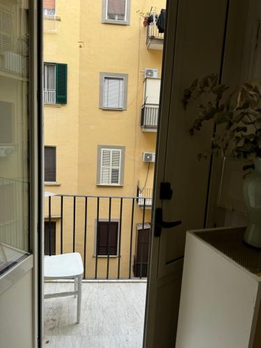 una puerta a un balcón con vistas a un edificio en BiRooms en Nápoles