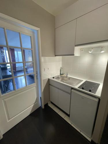 Η κουζίνα ή μικρή κουζίνα στο Neuilly Park Hotel
