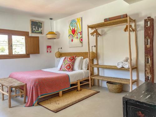 una camera con un letto e un letto a castello di Hostal Mar y Sal a San Jose de sa Talaia