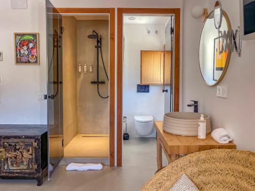y baño con ducha, lavabo y aseo. en Hostal Mar y Sal, en Sant Josep de sa Talaia