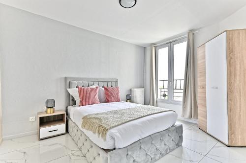 une chambre blanche avec un grand lit et une fenêtre dans l'établissement Appartement paisible et moderne - Gagny, à Gagny