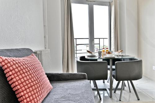 une salle à manger avec une table et une table et des chaises dans l'établissement Appartement paisible et moderne - Gagny, à Gagny