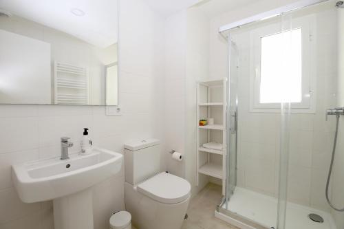 biała łazienka z toaletą i umywalką w obiekcie Apartment BEATRIX w mieście Estepona