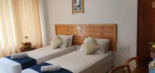 pokój hotelowy z dwoma łóżkami w pokoju w obiekcie Sky View Grand w mieście Kandy