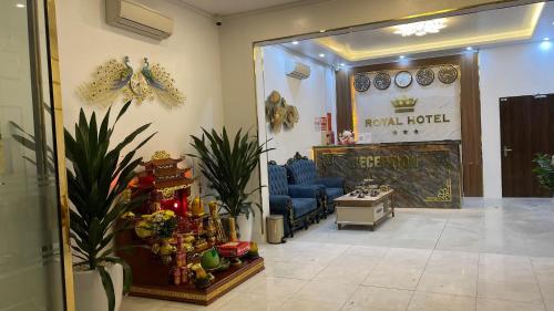 een kamer met een lobby met een slaapbank bij Royal Hotel Vĩnh Phúc in Vĩnh Phúc