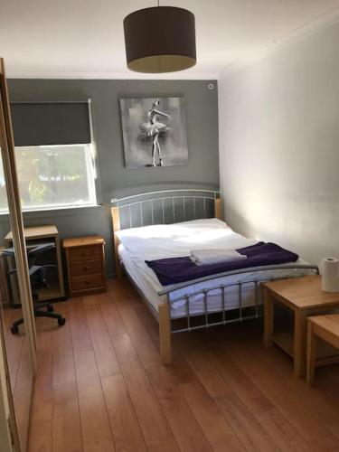 ein Schlafzimmer mit einem Bett und einem Schreibtisch. in der Unterkunft 2or3 double bedrooms apartment free parking in Edinburgh