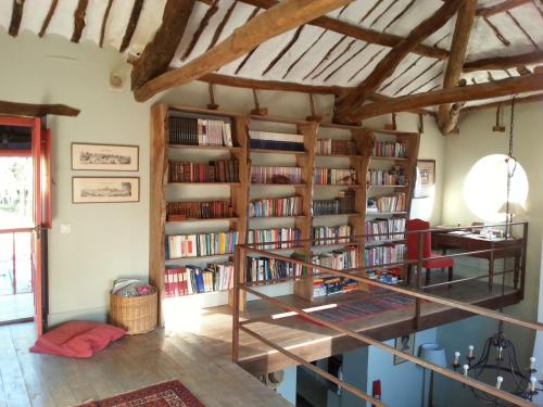 una biblioteca con estanterías de madera llenas de libros en La Madrigata al completo en Revilla de Cepeda