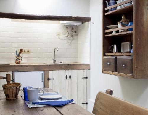 - une cuisine avec une table en bois et un évier dans l'établissement Apartamento Azul, à Revilla de Cepeda