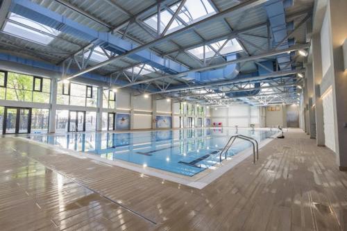 duży basen w dużym budynku w obiekcie SAGA 307 w mieście Jagodina