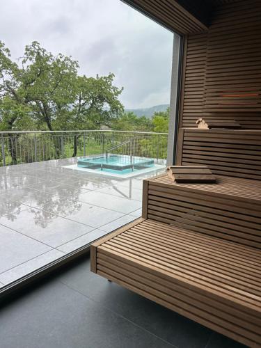 um quarto com uma varanda com vista para uma piscina em FAIR RESORT All Inclusive Wellness & Spa Hotel Jena em Jena