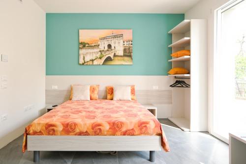 una camera da letto con un letto e un dipinto sul muro di Residence Diamante a Villorba