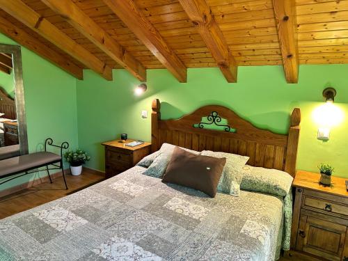 イスラにあるApartamentos Rurales Las Dos Torresの緑の壁、ベッド付きのベッドルーム1室
