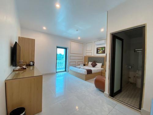 een grote kamer met een bed en een badkamer bij Royal Hotel Vĩnh Phúc in Vĩnh Phúc