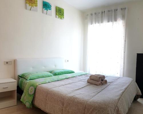 グアルダマル・デル・セグラにあるApartamento Riveraのベッドルーム1室(テディベア付きのベッド1台付)