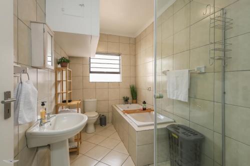 ein Bad mit einem Waschbecken und einem WC in der Unterkunft Madriko 23 - Spacious Midtown Langebaan Beach Apartment in Langebaan
