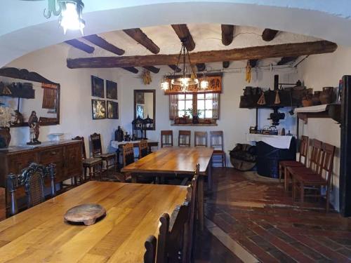 CASA RURAL SANCHO في Artajona: غرفة طعام مع طاولة وكراسي خشبية كبيرة