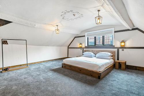 1 dormitorio con cama y ventana en Chester Rose on the Chester Rows en Chester