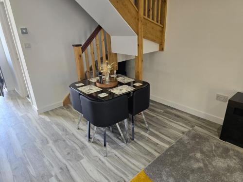 een eetkamer met een tafel en stoelen bij Ole Butt Cottage in Cinderford