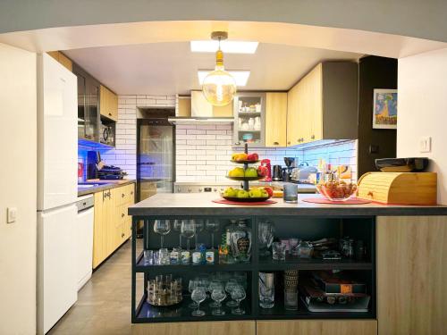 - une cuisine avec un comptoir avec des boissons dans l'établissement Grand appartement avec jardin privatif à Paris, à Paris