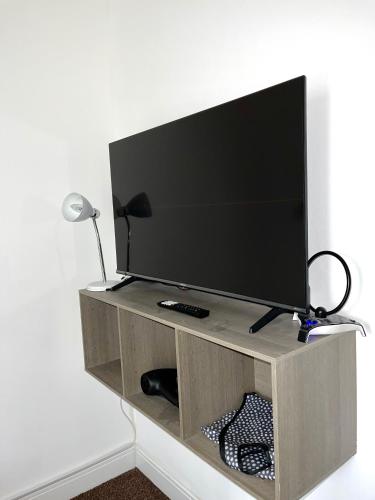 Μια τηλεόραση ή/και κέντρο ψυχαγωγίας στο Crescent Apartment - Modern 1 Bedroom First Floor