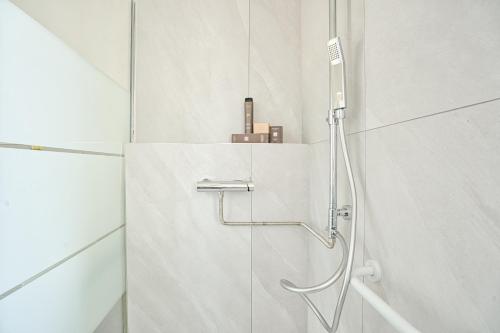 una doccia in un bagno bianco con porta in vetro di Residence Diamante a Villorba