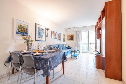 une salle à manger et un salon avec une table et des chaises dans l'établissement Queen Garden - Happy Rentals, à Menton