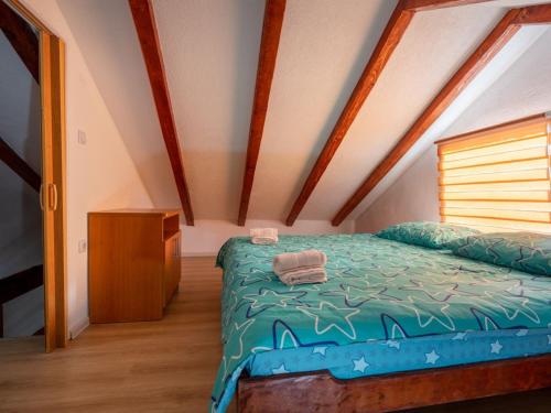 1 dormitorio con 1 cama en el ático en Agroturizam Villa Antonija, en Neum