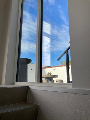ein Fenster in einem Zimmer mit Blick auf ein Gebäude in der Unterkunft Poppel alle 2 b Hirtshals in Hirtshals