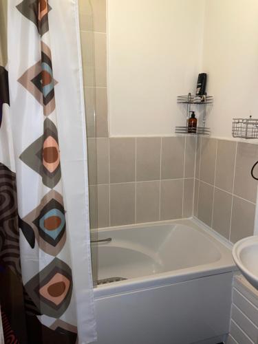 A bathroom at Crescent Apartment - Modern 1 Bedroom First Floor