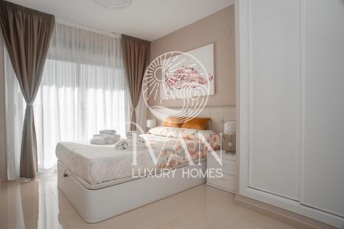 ein Schlafzimmer mit einem weißen Bett und einem großen Fenster in der Unterkunft Casa Coral Ivan Luxury Homes 9ªPlta Sur 1ªLinea in Oropesa del Mar