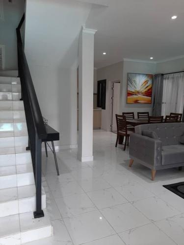 Μια τηλεόραση ή/και κέντρο ψυχαγωγίας στο Blue Ocean Apartments (Brufut)
