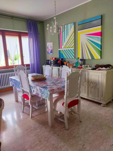 een eetkamer met een tafel en stoelen bij Le Vele in Tortoreto Lido