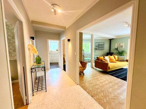 un salon avec un canapé jaune dans une pièce dans l'établissement Bel appartement 100 m2 / Parking / Paisible, à Rodez
