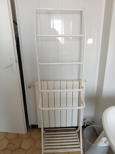 - un réfrigérateur blanc avec des étagères dans l'établissement Bienvenue, à Marly