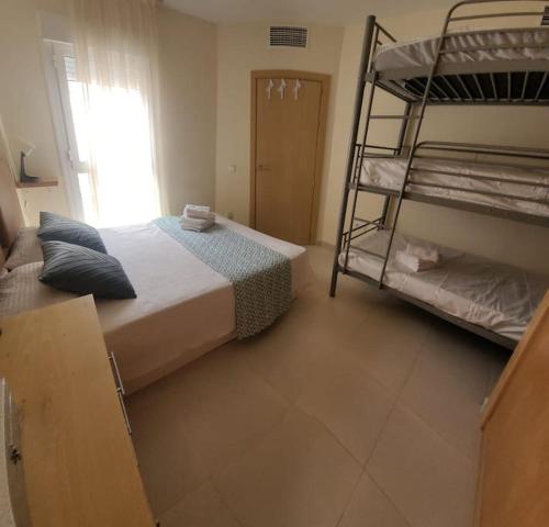 - une chambre avec 2 lits superposés et une fenêtre dans l'établissement Apto Laguna Beach Vera Playa, à Vera