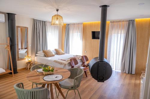 um quarto de hotel com um fogão a lenha num quarto em Peso Village em Amarante