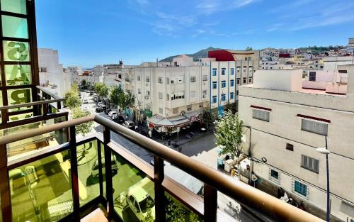 uma vista para a cidade a partir de uma varanda em Sary's Hotel em M'diq