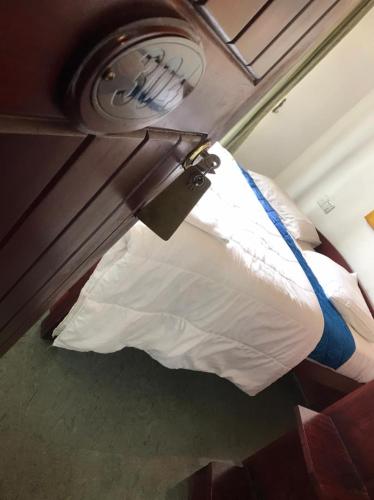 Un pat sau paturi într-o cameră la Royal Pearl Hills