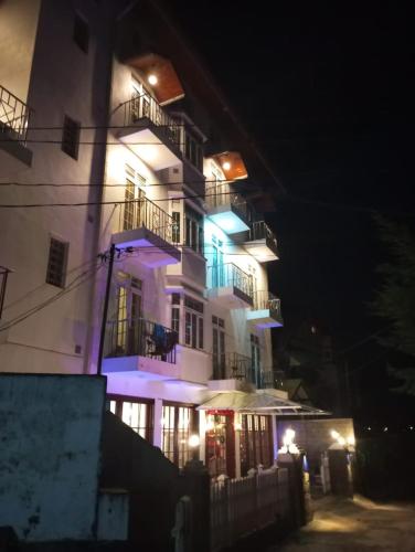 um edifício alto com luzes acesas à noite em Royal Pearl Hills em Nuwara Eliya
