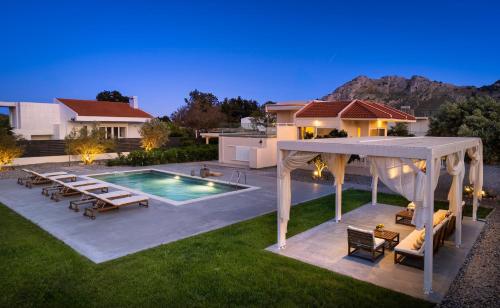 un patio trasero con piscina y cenador en Eternity Villa Kolympia, en Kolymbia