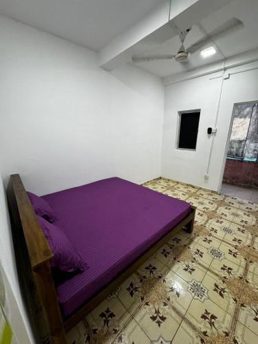 łóżko w pokoju z fioletowym materacem w obiekcie Madina Palace Inn w Kolombo