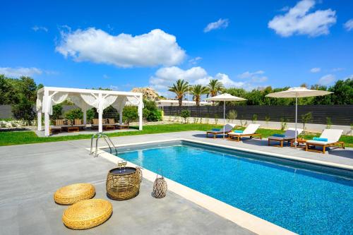 una piscina con sillas y un cenador en Eternity Villa Kolympia, en Kolymbia