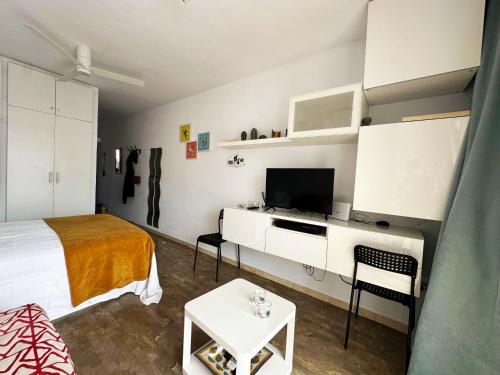 HAC - Central Studio with Terrace and Sea Views - AC, Lift, 2 min to the Pedestrian Centre
