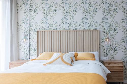 1 dormitorio con cama y pared con papel pintado en Arena Basic, en Valencia