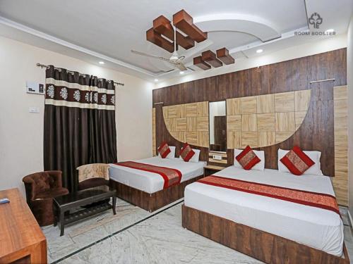 Habitación de hotel con 2 camas y escritorio en HOTEL KRISHNA RESIDENCY, en Amritsar