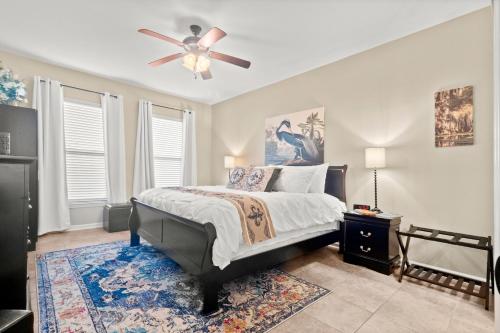 um quarto com uma cama e uma ventoinha de tecto em Plush Bedshigh-speed Wi-fi Workspace em Lake Charles