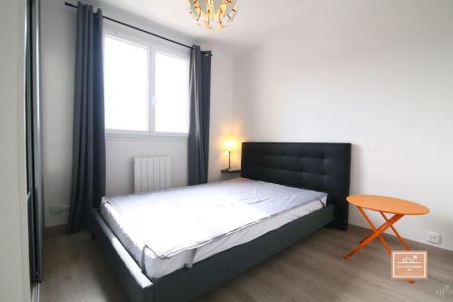 une chambre avec un lit, une table et une fenêtre dans l'établissement Le Criotto, à La Seyne-sur-Mer