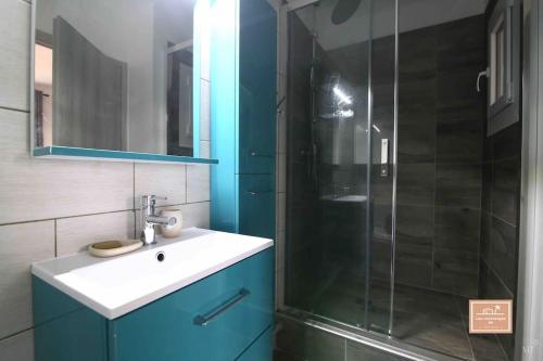 une salle de bain avec un lavabo et une douche en verre dans l'établissement Le Criotto, à La Seyne-sur-Mer
