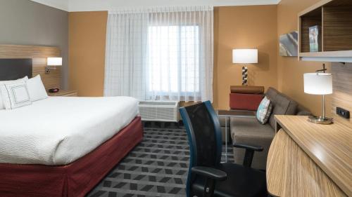 Pokój hotelowy z łóżkiem i biurkiem w obiekcie TownePlace Suites by Marriott Panama City w mieście Panama City