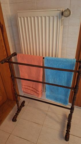 a bench with three towels on it next to a radiator at Bad Wimpfen Altstadt - ruhige, private Unterkunft in Bad Wimpfen
